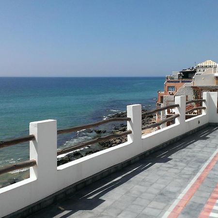 Hashpoint Surf Camp Vandrehjem Taghazout Eksteriør billede
