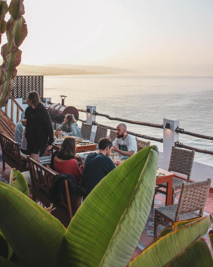 Hashpoint Surf Camp Vandrehjem Taghazout Eksteriør billede
